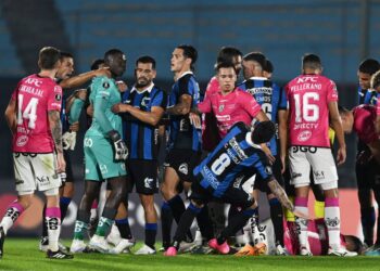 El VAR evidenció la reacción del portero Moisés Ramírez (i) ante gestos provocativos de Gonzalo Napoli. Fue expulsado al final del primer tiempo. Foto: AFP