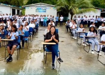Importante donación de pupitres para diversas instituciones educativas en Muisne