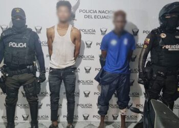 En Tonsupa Policía captura en flagrancia a dos sujetos por asalto y robo a mano armada   